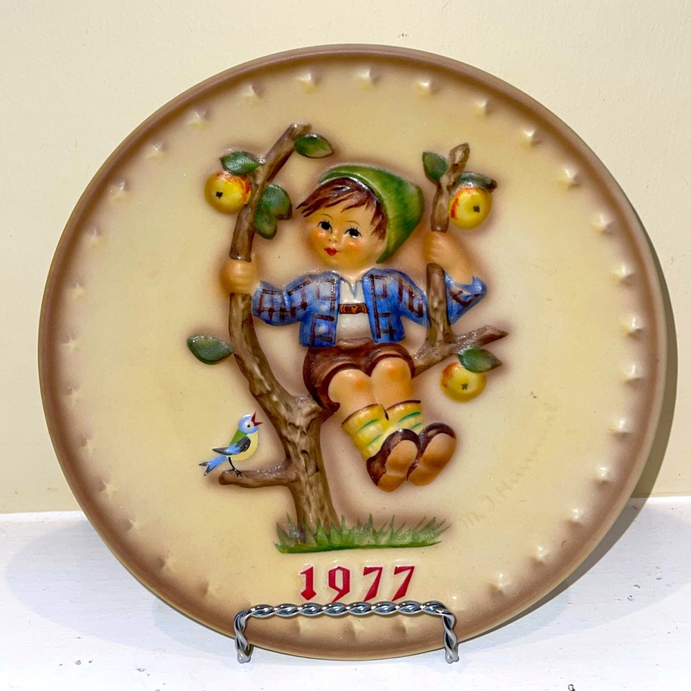 M.J. Hummel 1977 “Apple tree Boy” 7th Annual Collector Plate